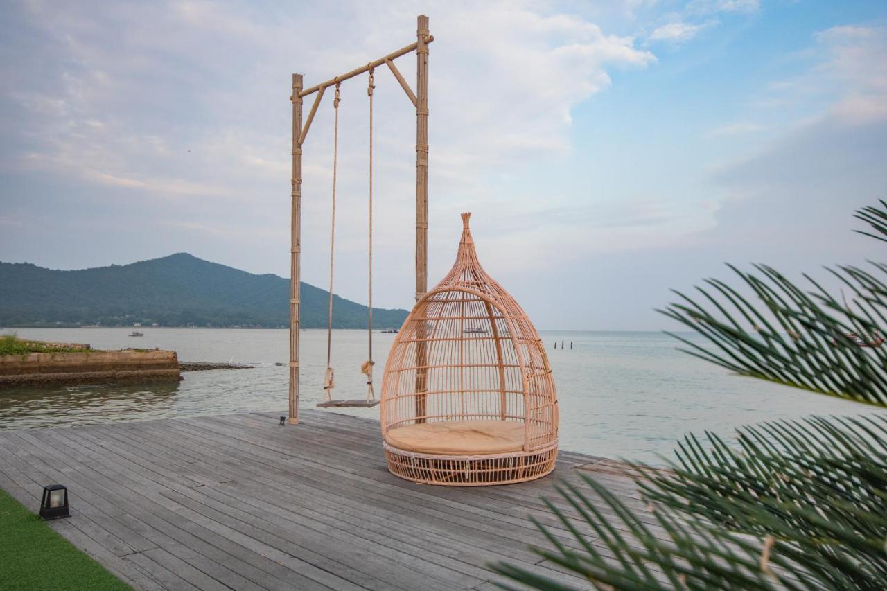 Отель Baan Tah On The Sea Бангсаре Экстерьер фото